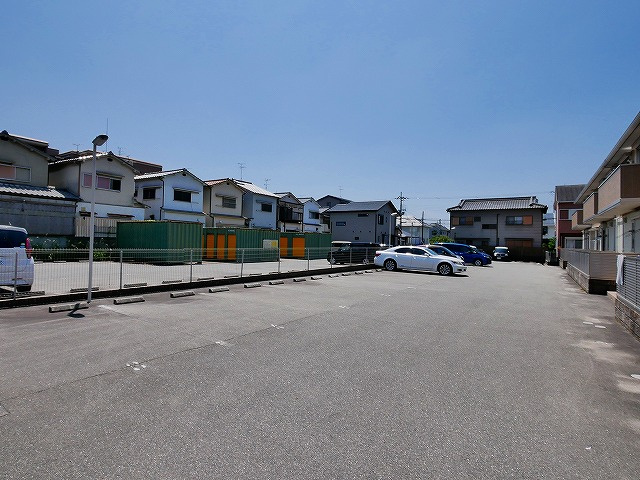 ラフィーネ四条大路の駐車場