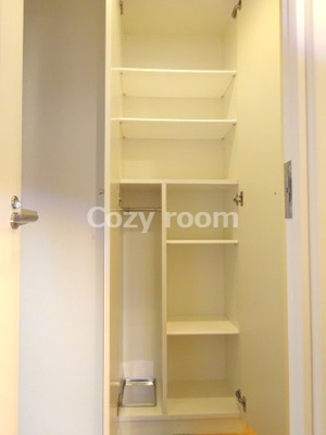 【収納】 | ドゥーエ江坂Ⅰ | シューズボックスOPEN。小物も入りそうですね。