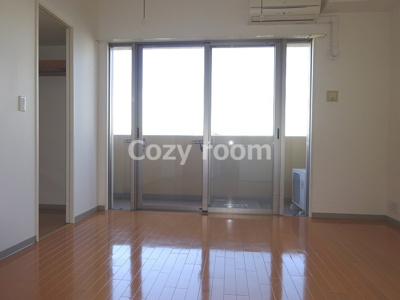 【居間・リビング】 | ドゥーエ江坂Ⅰ | 最上階で天井高く明るい居室です