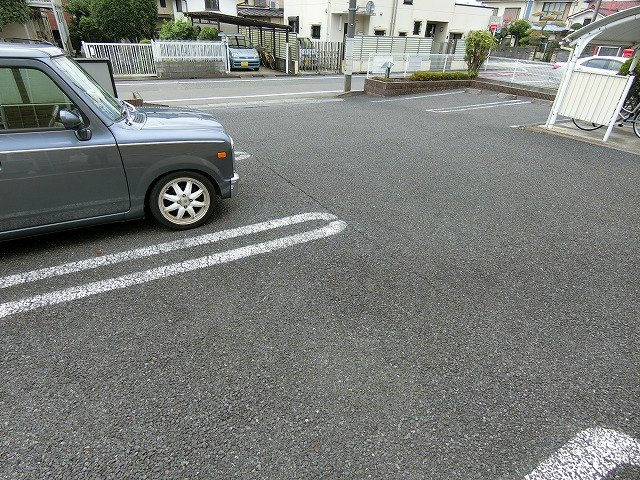 ポワールビラの駐車場