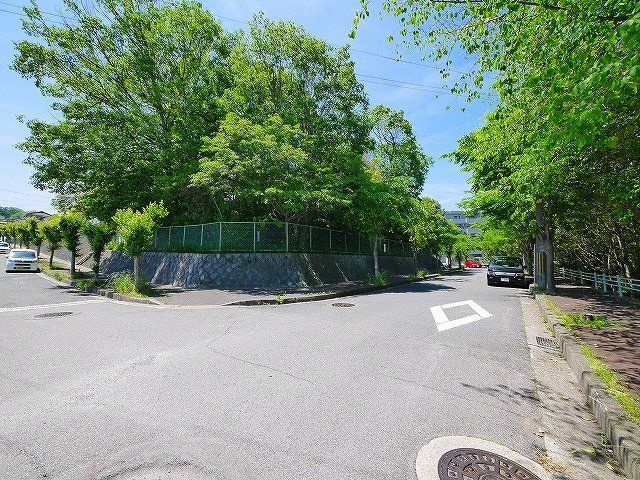 エヌエムドゥーズの周辺