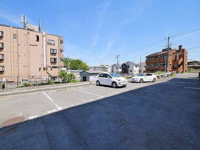 エヌエムドゥーズの駐車場