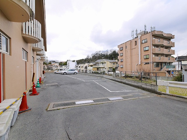 エヌエムドゥーズの駐車場