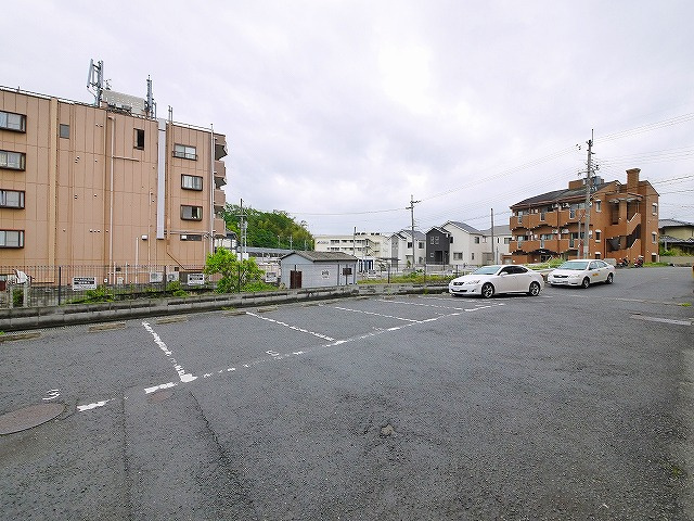 エヌエムドゥーズの駐車場