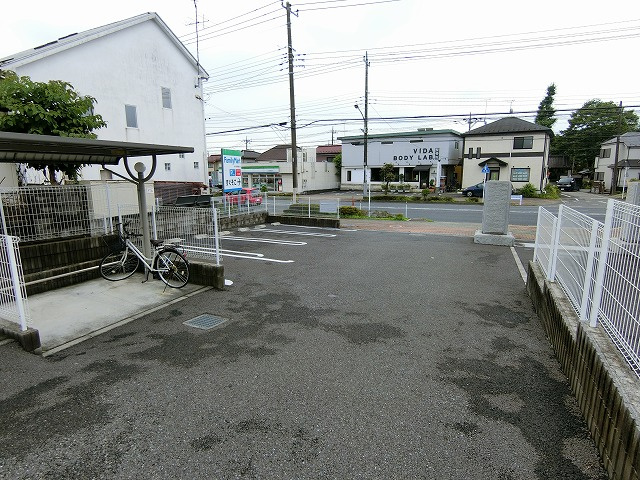 サラスバディの駐車場