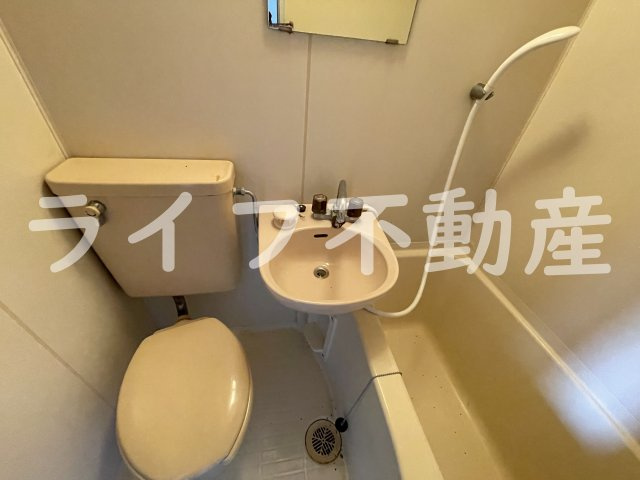 ピースハイツ長堂A棟の独立洗面台|独立洗面台、小物を置くことができて便利です