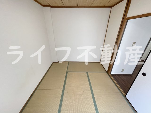 ピースハイツ長堂A棟の和室|畳の上でゆっくりとくつろげる和室です