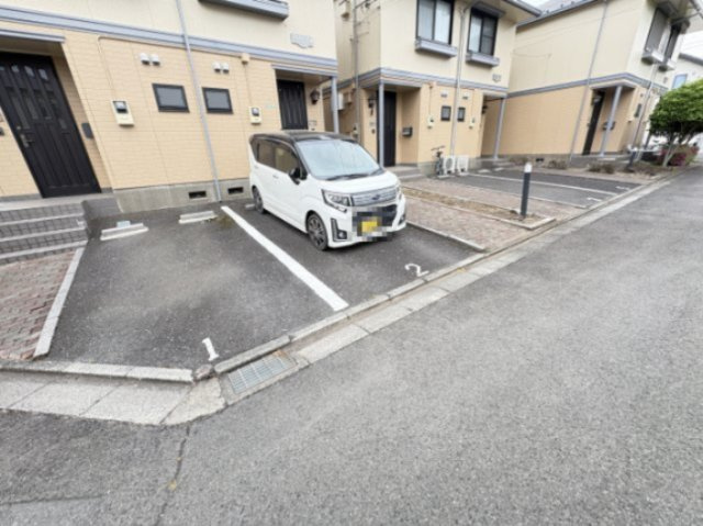 アルカディアAの駐車場