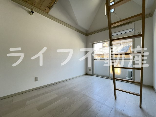 ハウスランド布施の洋室|落ち着いた色調の洋室です