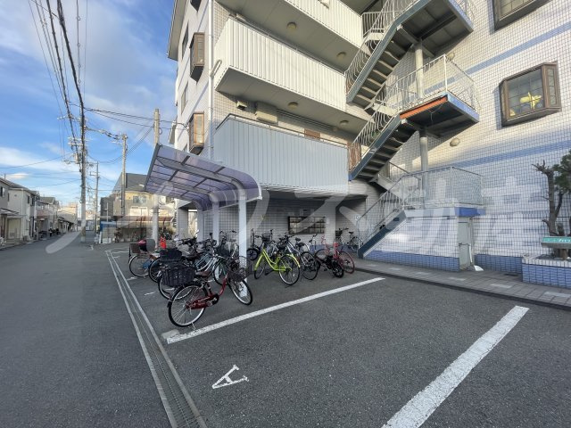 コーポカロッサの駐車場|駐車場に車を止められます