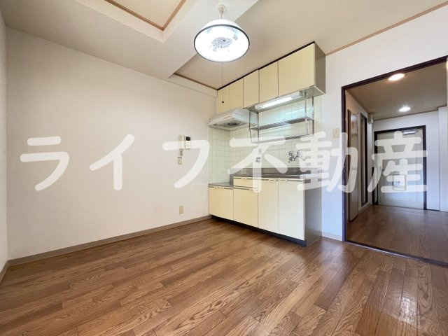 コスモシティーの洋室|落ち着いた色調の洋室です