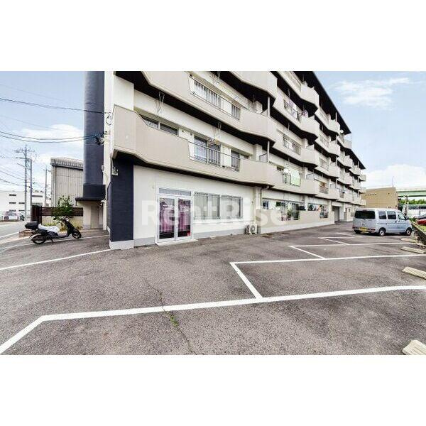 レジデンス恒和の駐車場