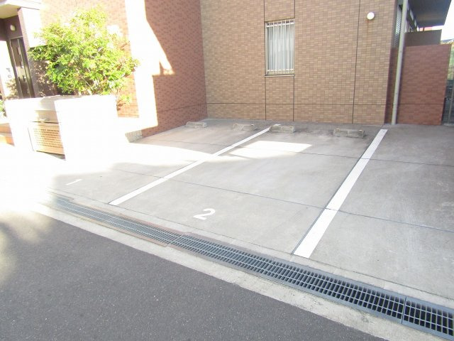 フローリッシュ茨木の駐車場