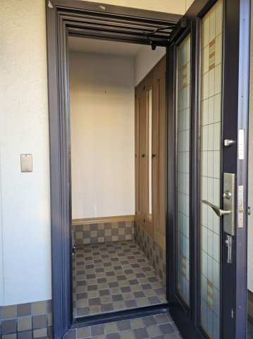 彦根市日夏町の一戸建てのエントランス
