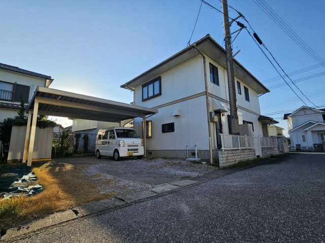 彦根市日夏町の一戸建ての駐車場|3台とも屋根付きの駐車場です。