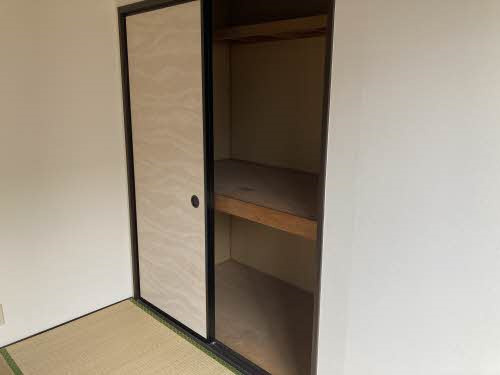 ファミールハイツの収納|枕棚もある押入れです