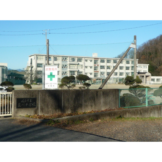 岐阜市岩田坂４丁目の駐車場の周辺|藍川中学校