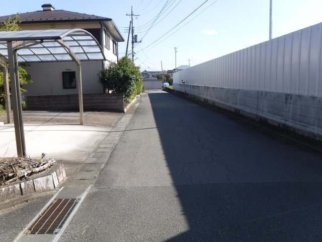 南アルプス市有野40坪2階建中古住宅の周辺|西道路