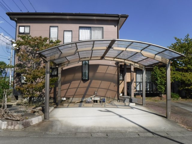 南アルプス市有野40坪2階建中古住宅の駐車場|カーポート
