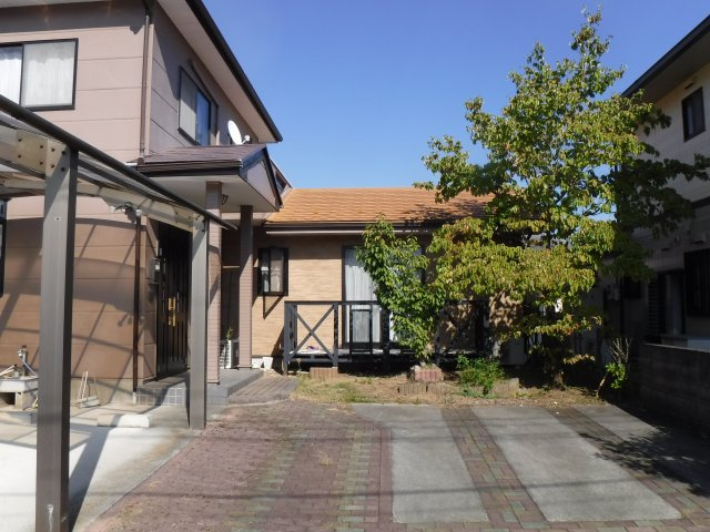 南アルプス市有野40坪2階建中古住宅の駐車場|駐車スペース