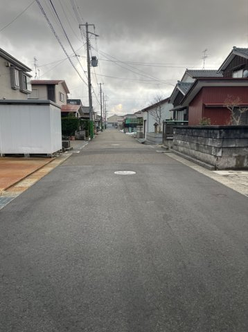 東区東中野山7丁目　中古戸建の前面道路含む現地写真