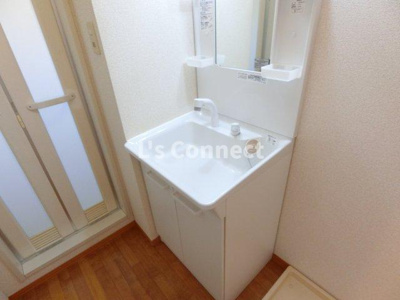 【洗面所】 | プリムローズＦ | 朝の支度もスムーズな独立洗面台。