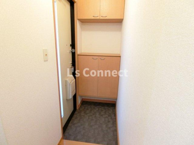 【玄関】 | プリムローズＦ | 下駄箱付きで靴も収納できます。