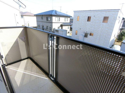 【バルコニー】 | プリムローズＦ | 晴れた日には洗濯物もたくさん干せます。