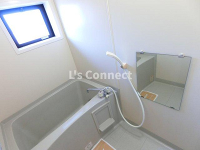 【浴室】 | プリムローズＦ | 追焚き機能付きのお風呂。お風呂にも窓があります。