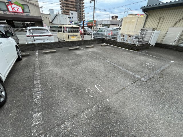 メゾンハンクスＭＴＩの駐車場
