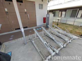 【その他共用部分】 | 車をお持ちの方に嬉しい駐車場付きの物件です