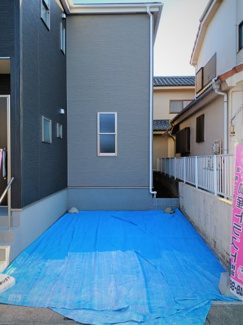 【駐車場】 | 道路に出やすい駐車場です。
前面道路は8.2ｍです。