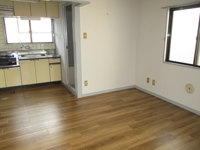 土居ビルの居間・リビング|こちらの居間で趣味の時間をお楽しみください