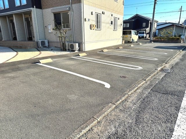 ルミエール B棟の駐車場