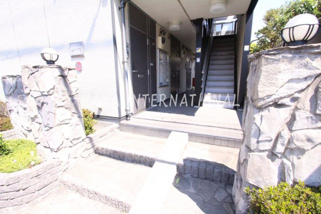 レオパレス青柳のエントランス