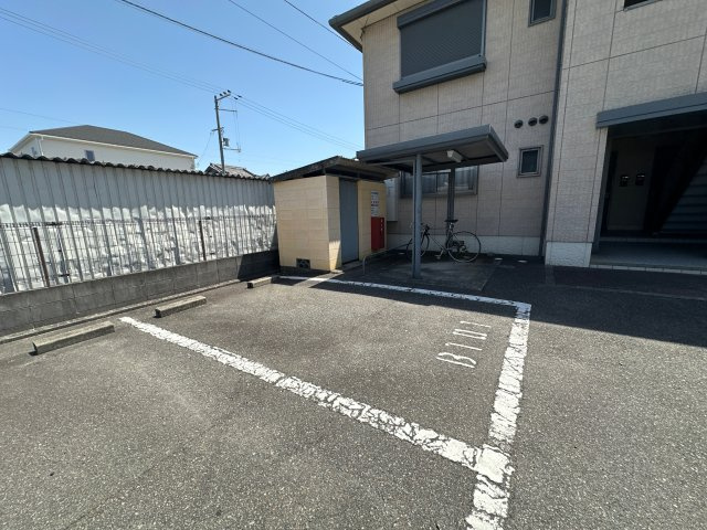 ハピネスB棟の駐車場