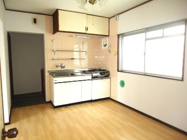 庚申ビルのキッチン|コンパクトなキッチンで掃除もラクラク