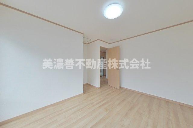 ６２４１３　岐阜市長良葵町中古戸建ての洋室