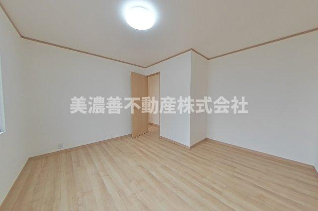 ６２４１３　岐阜市長良葵町中古戸建ての洋室
