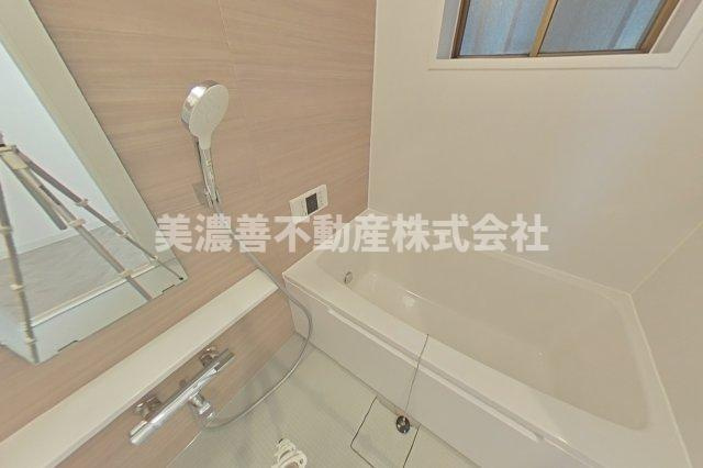 ６２４１３　岐阜市長良葵町中古戸建ての浴室