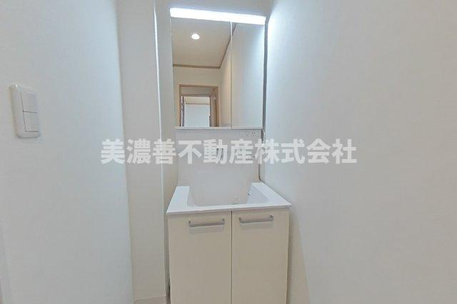 ６２４１３　岐阜市長良葵町中古戸建ての洗面所