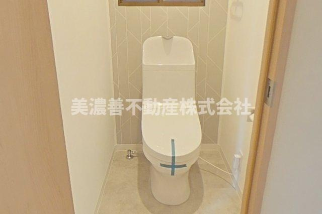 ６２４１３　岐阜市長良葵町中古戸建てのトイレ
