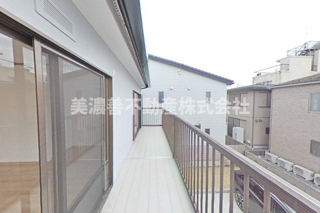 ６２４１３　岐阜市長良葵町中古戸建てのバルコニー