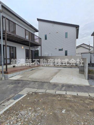 ６２４１３　岐阜市長良葵町中古戸建ての駐車場