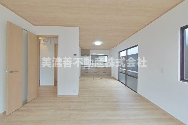 ６２４１３　岐阜市長良葵町中古戸建ての居間・リビング