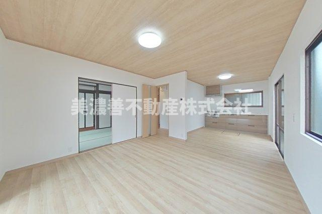 ６２４１３　岐阜市長良葵町中古戸建ての居間・リビング