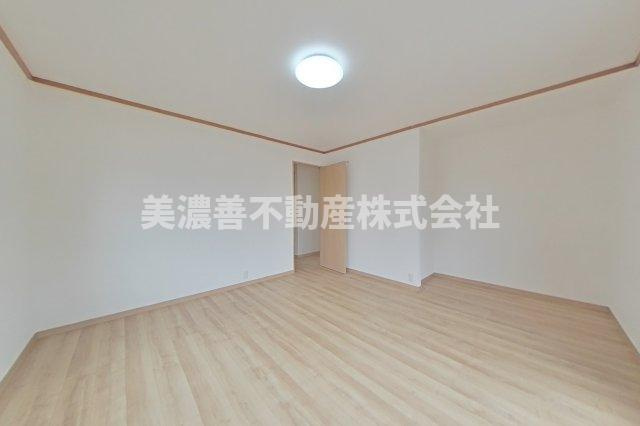 ６２４１３　岐阜市長良葵町中古戸建ての洋室