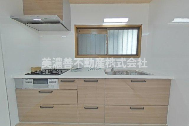 ６２４１３　岐阜市長良葵町中古戸建てのキッチン