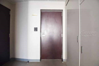 【その他共用部分】 | 皆様をお迎えする、お部屋の玄関ドア。開けやすさや開放角度、ドアノブの操作しやすさや鍵の形状などを、現地で一度ご確認ください。～即日のご見学可能～　お問合せはお気軽にどうぞ。