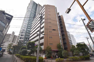 【外観】 | 青空によく映える建物です。手入れの行き届いた外壁やマンション正面エントランスなど、綺麗な姿をぜひ一度、現地にてご覧ください。～即日のご見学可能～　お問合せはお気軽にどうぞ。